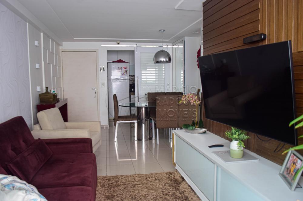 Viva o encanto de Ponta Verde, no conforto de um apartamento com:
- Sala com 2 ambientes 
- Varanda 
- 3 Quartos, sendo 1 suíte 
- Cozinha 
- Banheiro; 
- Área de serviço 
Obs.: Ficam os móveis fixos.