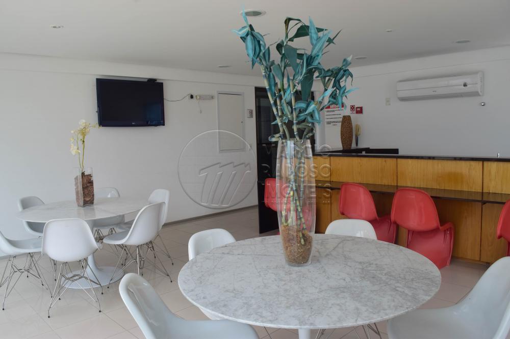 Viva o encanto de Ponta Verde, no conforto de um apartamento com:
- Sala com 2 ambientes 
- Varanda 
- 3 Quartos, sendo 1 suíte 
- Cozinha 
- Banheiro; 
- Área de serviço 
Obs.: Ficam os móveis fixos.